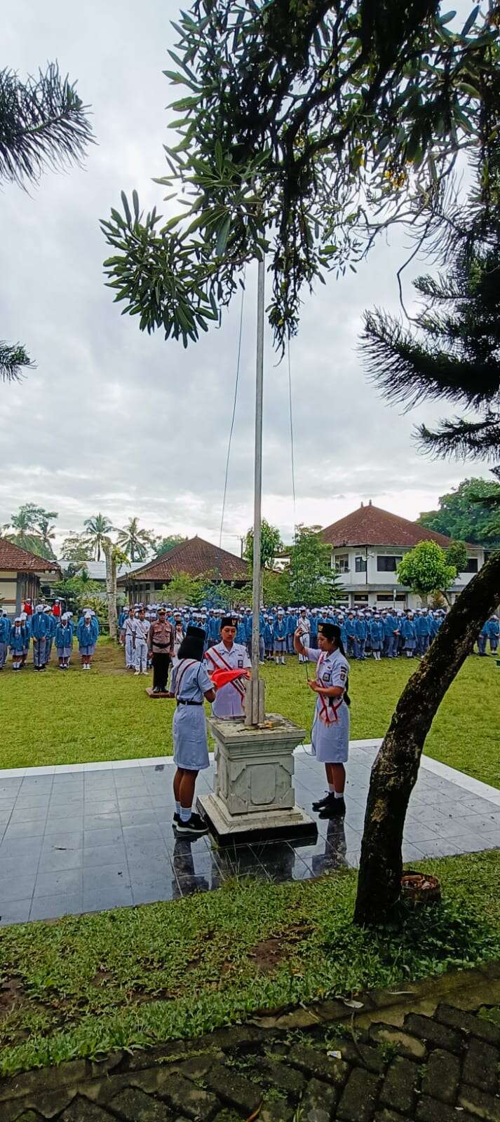 UPACARA BENDERA MEMPERINGATI HARI PAHLAWAN